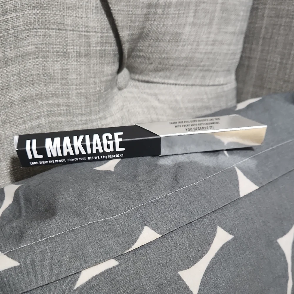 IL Makiage Long Wear Eye Pencil Batman Grey